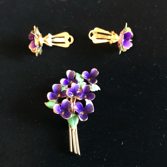 Vintage earring and pin set. Pre-owned. - Picture 2 of 3